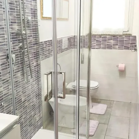 Boutique Con Tv Da 65 E 43 Viareggio