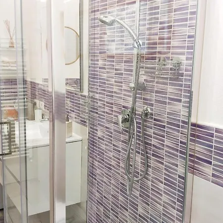 Boutique Con Tv Da 65 E 43 * Viareggio